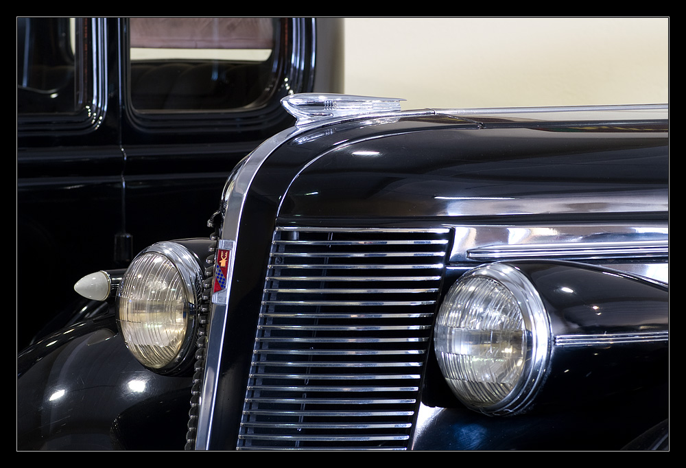 1937er Buick Century 4 Door Sedan, Front in Chrom