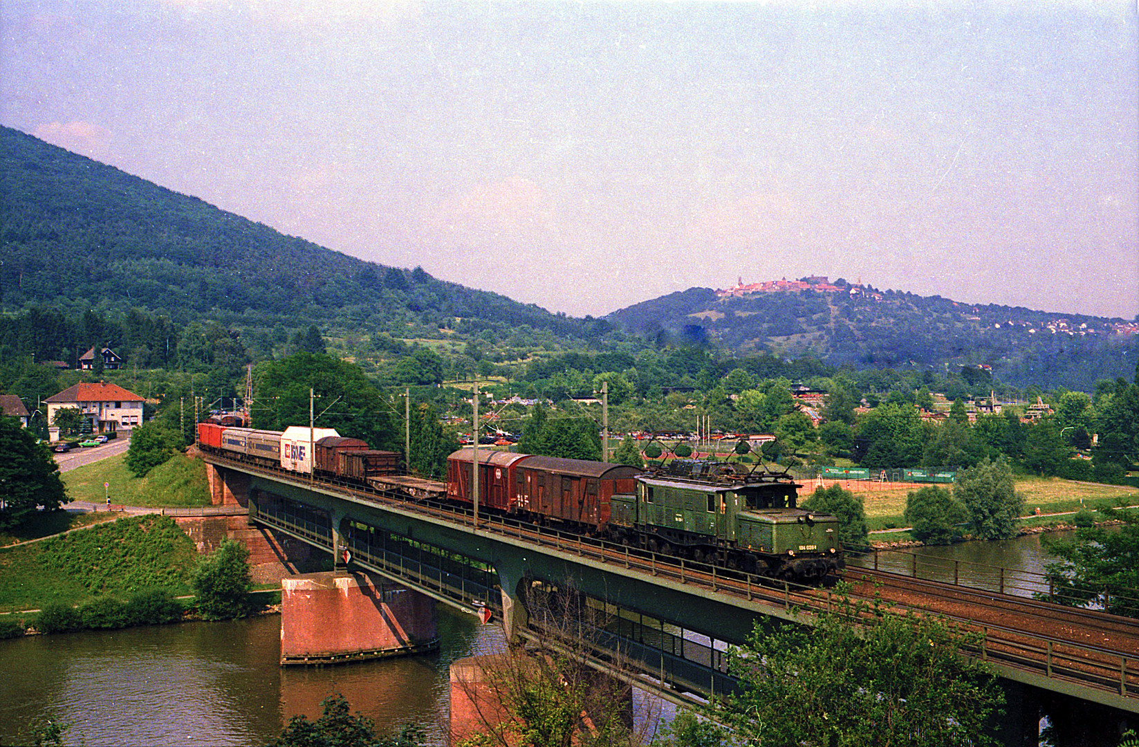 194 038 auf der Brücke in Neckargemünd 1986