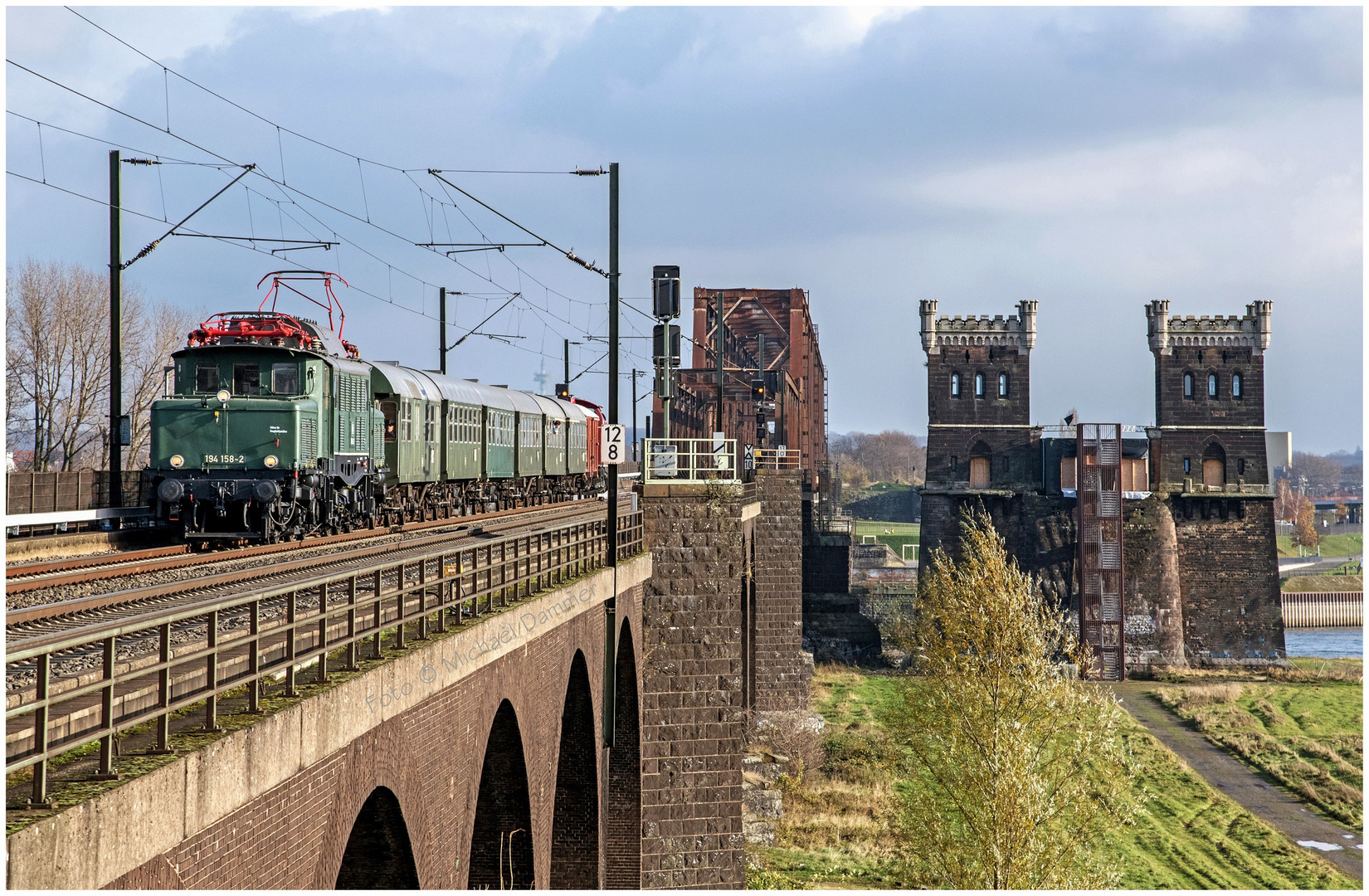 194 158 mit Sonderzug in Duisburg