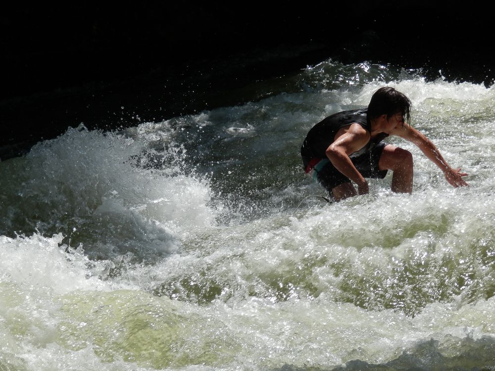 Surfen am Eisbach in München von Irmtraud Roth