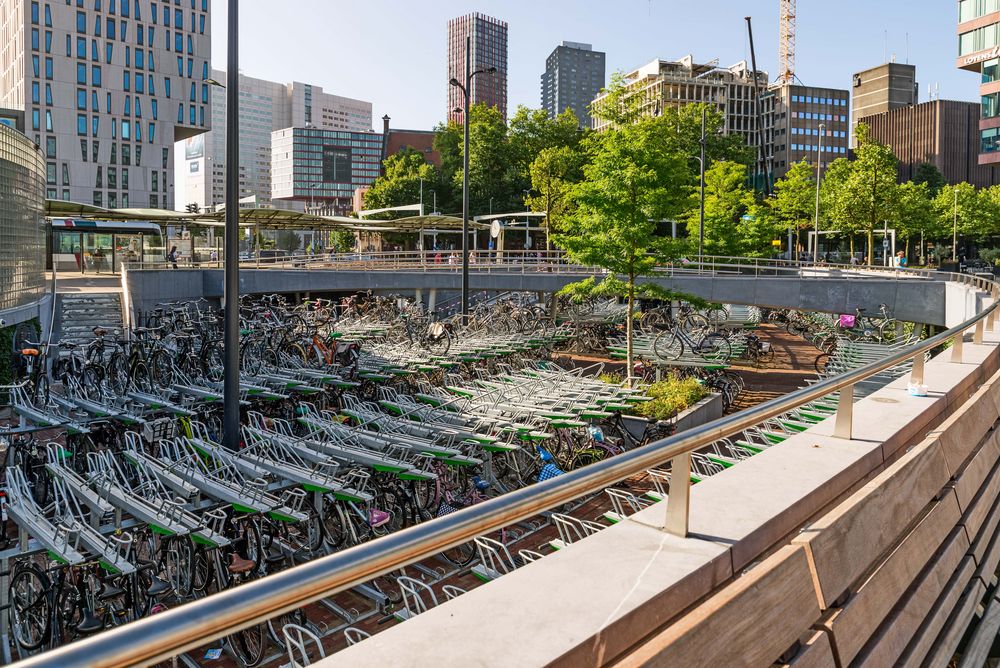 P+R Fahrradparkplatz, doppelstöckig in Rotterdam von Natalie Thill