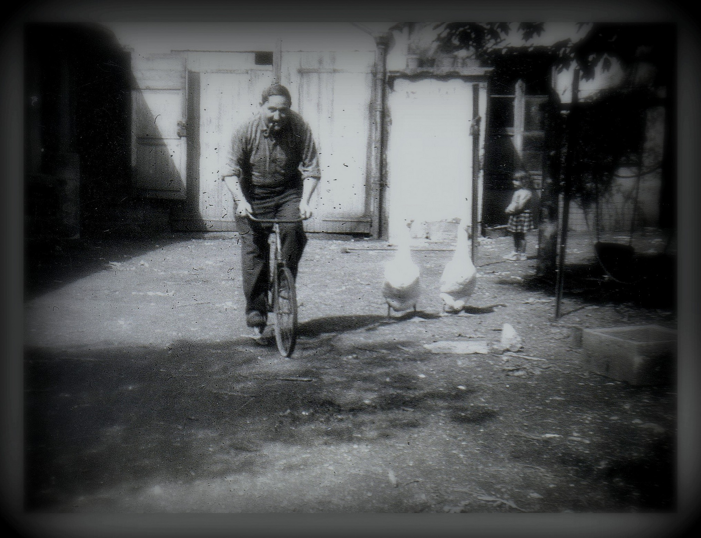 1952 la vie a la campagne.La  petite Fille et son Grand père..