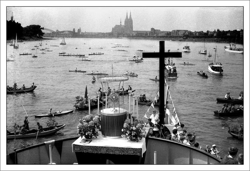 1954 "Mülheimer Gottestracht" Schiffsprozession auf dem Rhein bei Köln