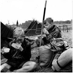 1955 St.Georgspfadfinder im Bröltal-Bergisches Land (18) Stärkung nach der Ankunft im Lager