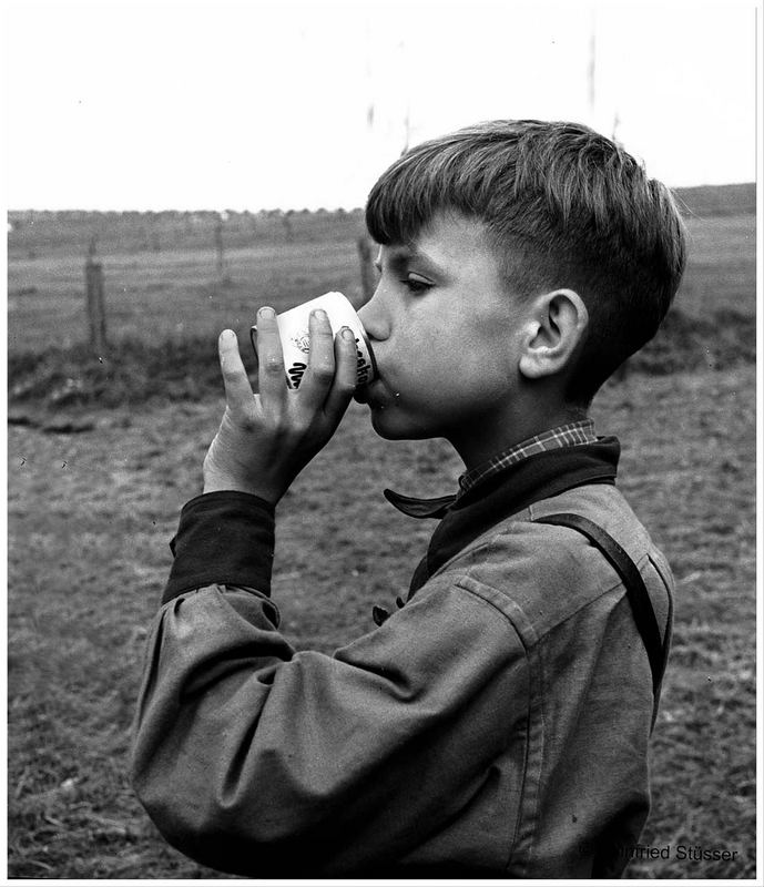 1955 St.Georgspfadfinder im Bröltal-Bergisches Land (19) Stärkung nach der Ankunft im Lager