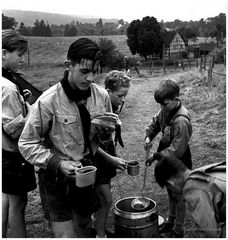 1955 St.Georgspfadfinder im Bröltal-Bergisches Land (21) Stärkung nach der Ankunft im Lager