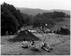 1955 St.Georgspfadfinder im Bröltal-Bergisches Land (22) Stärkung nach der Ankunft im Lager