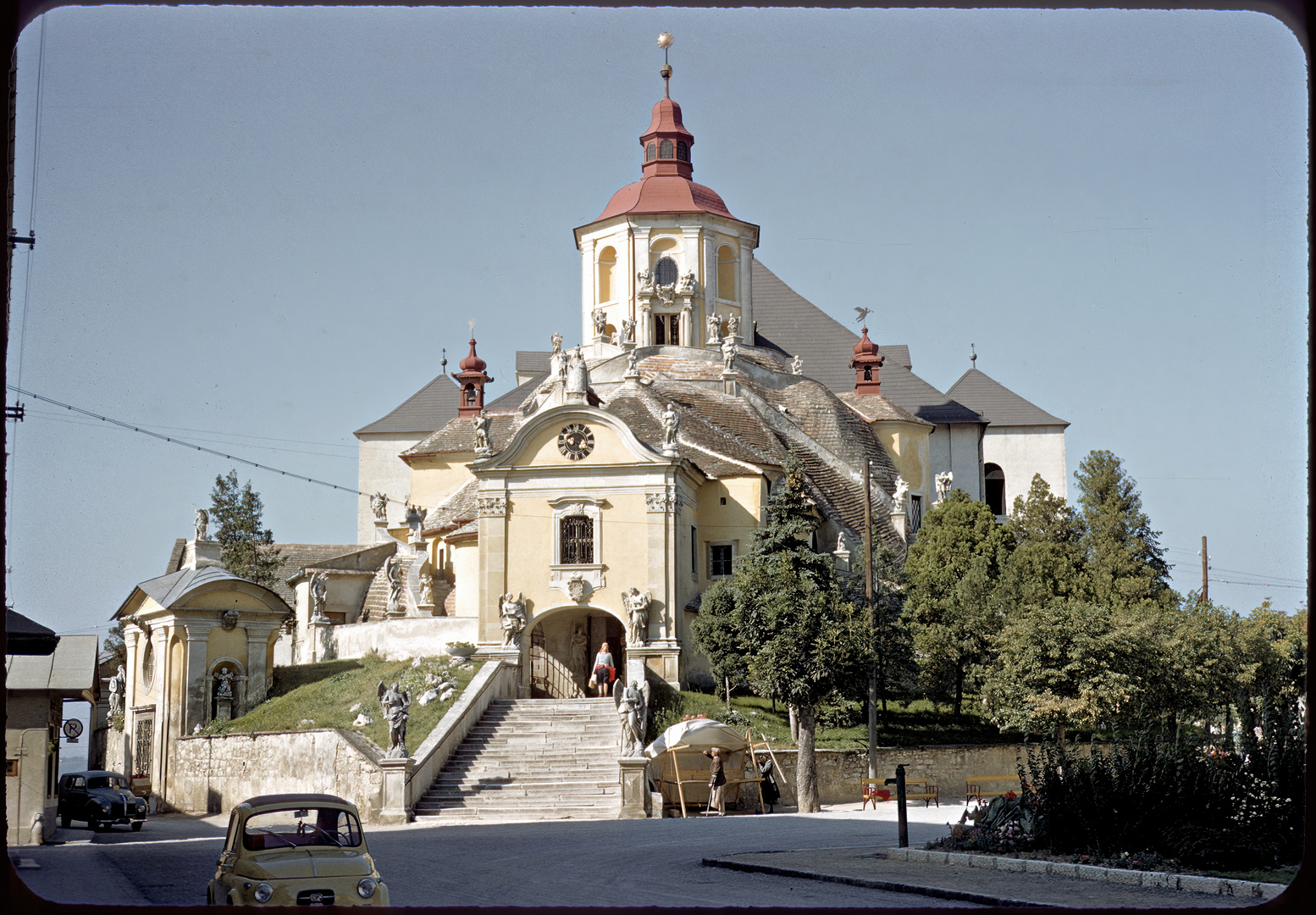 1957 Fiat Nuova 500 vor Bergkirche Eisenstadt