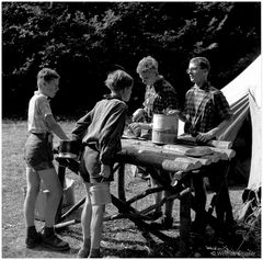 1957 Jugendzeltlager im Baybachtal-Hunsrück (33) "Marmeladen-Verteilung"