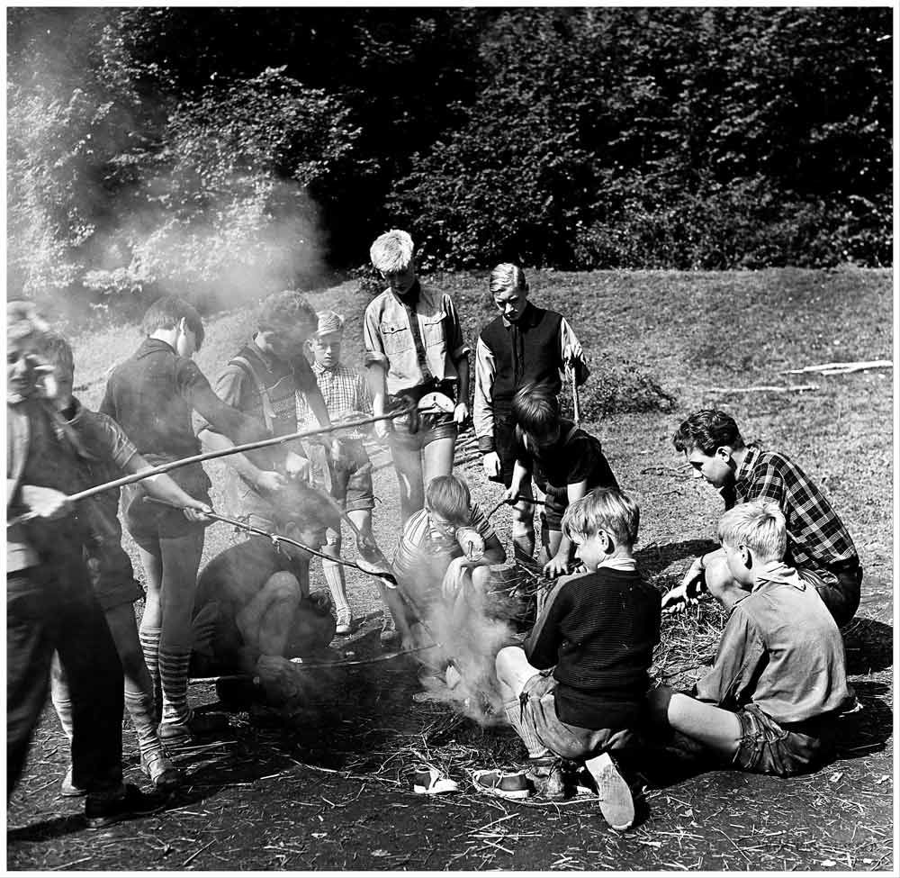 1957 Jugendzeltlager im Baybachtal-Hunsrück (34) Brotrösten am verlöschenden Lagerfeuer