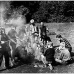 1957 Jugendzeltlager im Baybachtal-Hunsrück (34) Brotrösten am verlöschenden Lagerfeuer