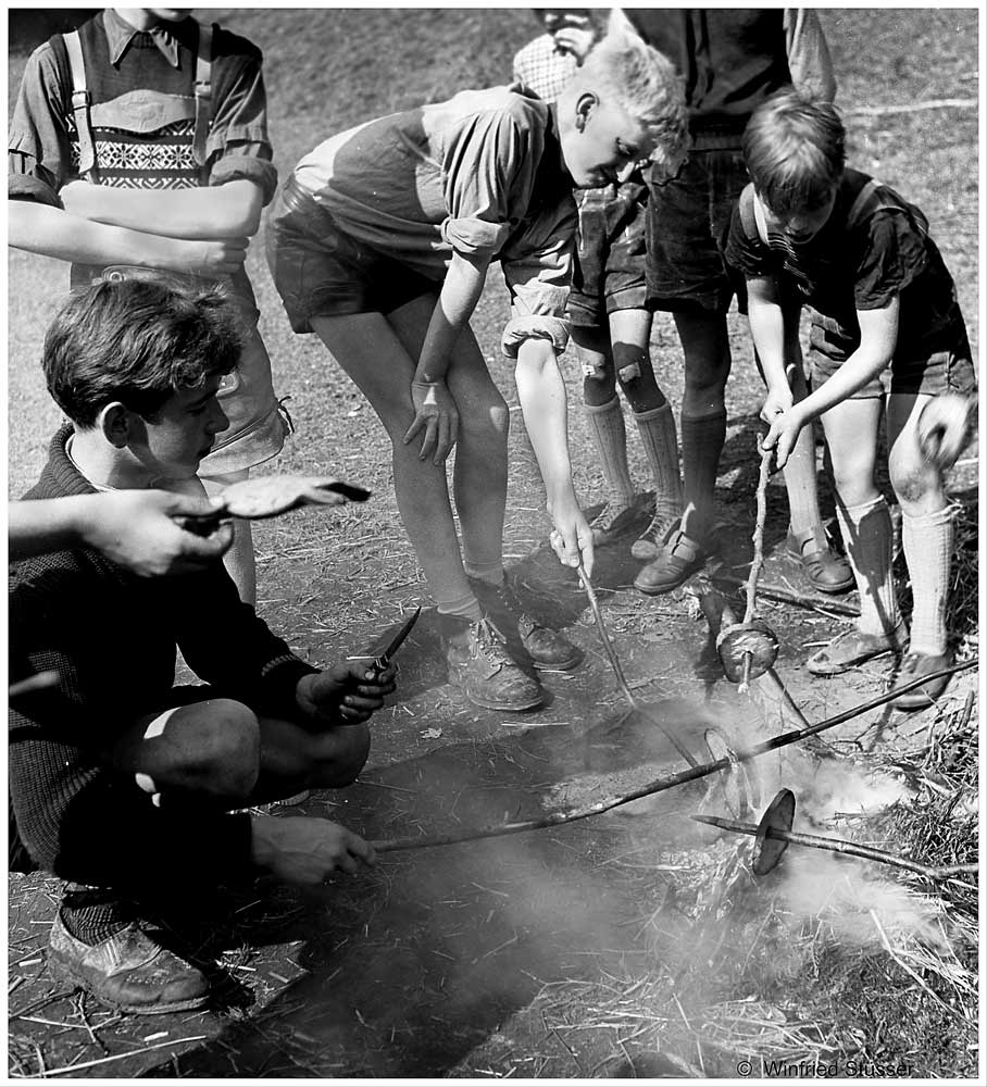 1957 Jugendzeltlager im Baybachtal-Hunsrück (35) Brotrösten am verlöschenden Lagerfeuer