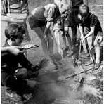 1957 Jugendzeltlager im Baybachtal-Hunsrück (35) Brotrösten am verlöschenden Lagerfeuer