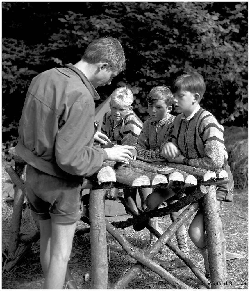 1957 Jugendzeltlager im Baybachtal-Hunsrück (40) An der Frühstücksbar