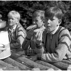 1957 Jugendzeltlager im Baybachtal-Hunsrück (41) An der Frühstücksbar