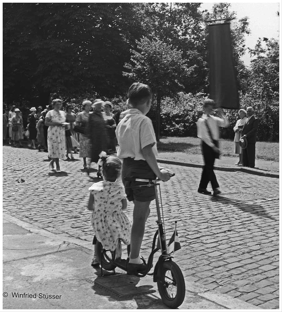 1958 Fronleichnamsprozession in St, Bruno, Köln-Klettenberg (4) "Zaungäste"