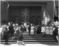 1958 Fronleichnamsprozession in St, Bruno, Köln-Klettenberg (5) "Schlussegen"