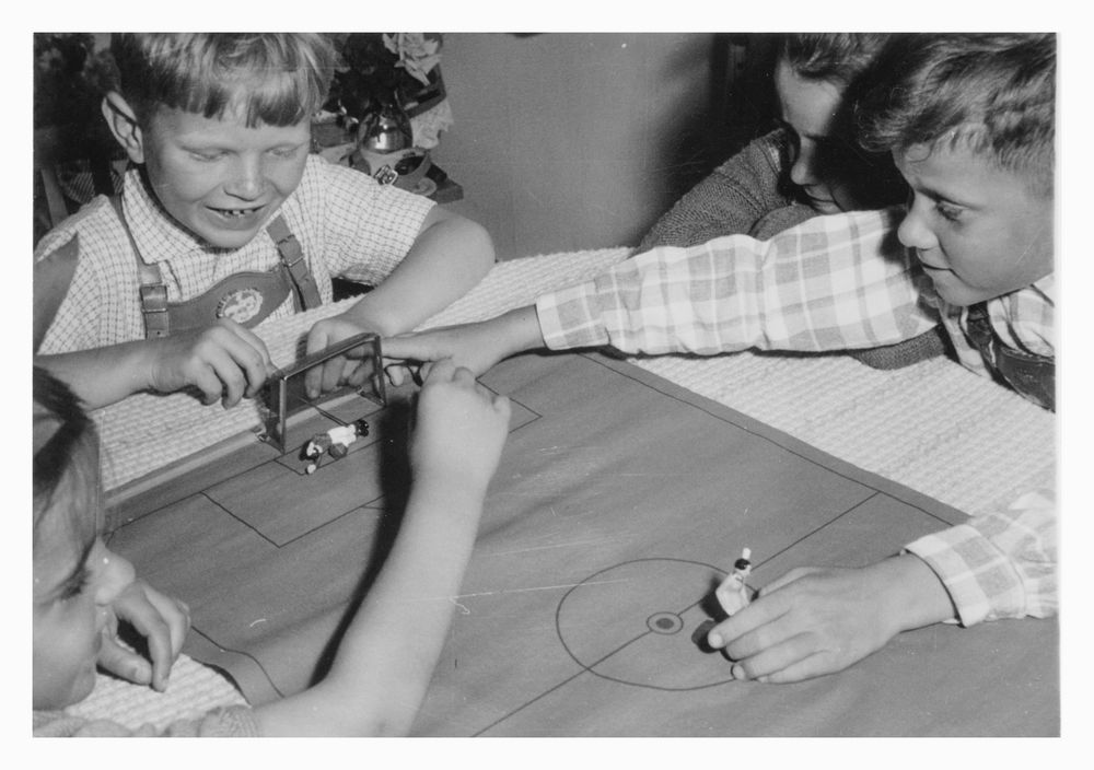 1958 - Tischfußball am Kindergeburtstag