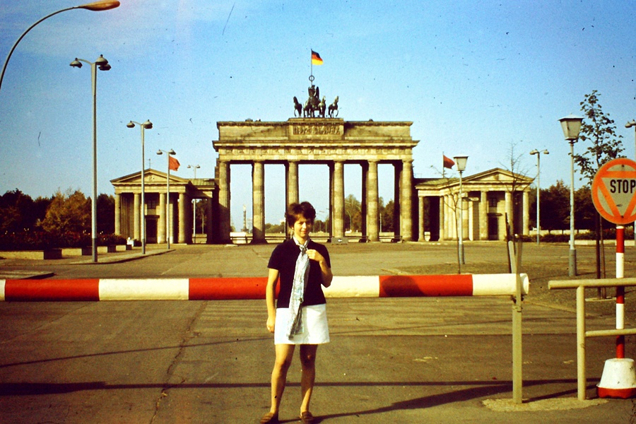 1971 vor dem Brandenburger Tor in Berlin