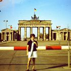 1971 vor dem Brandenburger Tor in Berlin