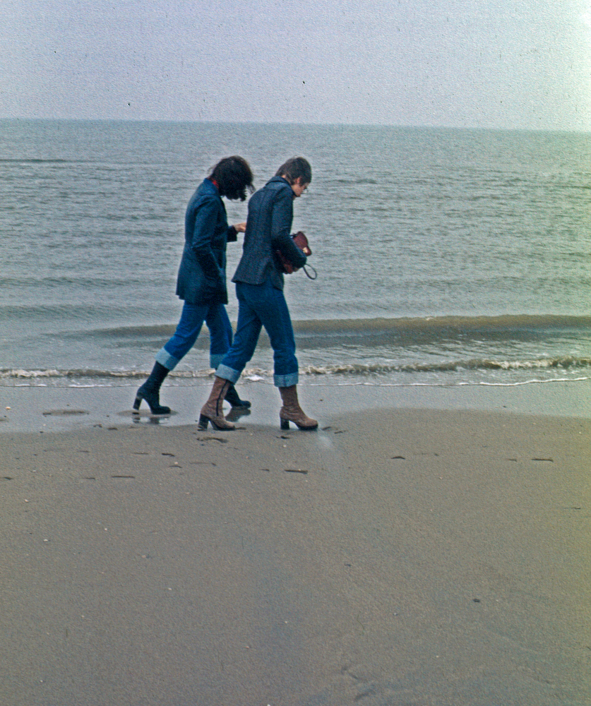 1978 Stiefel und Jeans am Strand von Katwijk (NL)