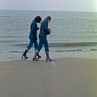 1978 Stiefel und Jeans am Strand von Katwijk (NL)