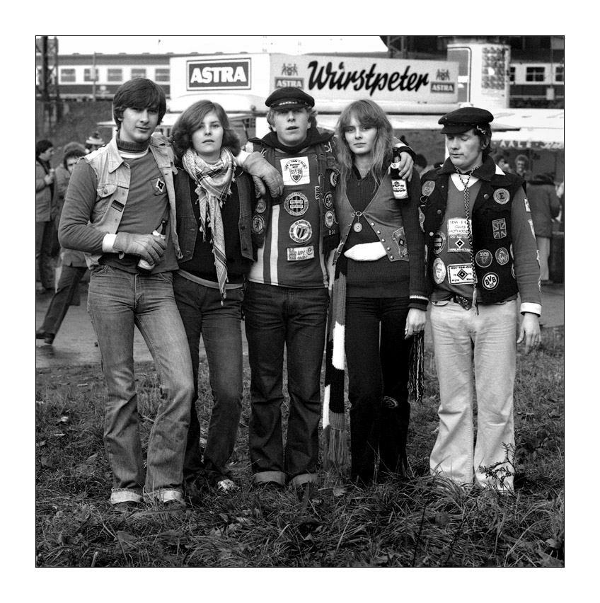 1980: HSV-Fans auf dem Weg zum Stadion. Heimspiel gegen Dortmund. Mit Kaltz, Hrubesch und Magath..