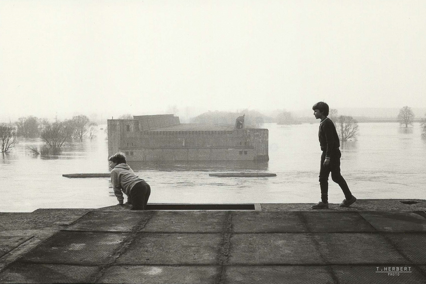 1988 - An der unvollendeten Mittellandkanalbrücke über die Elbe, Hohenwarte