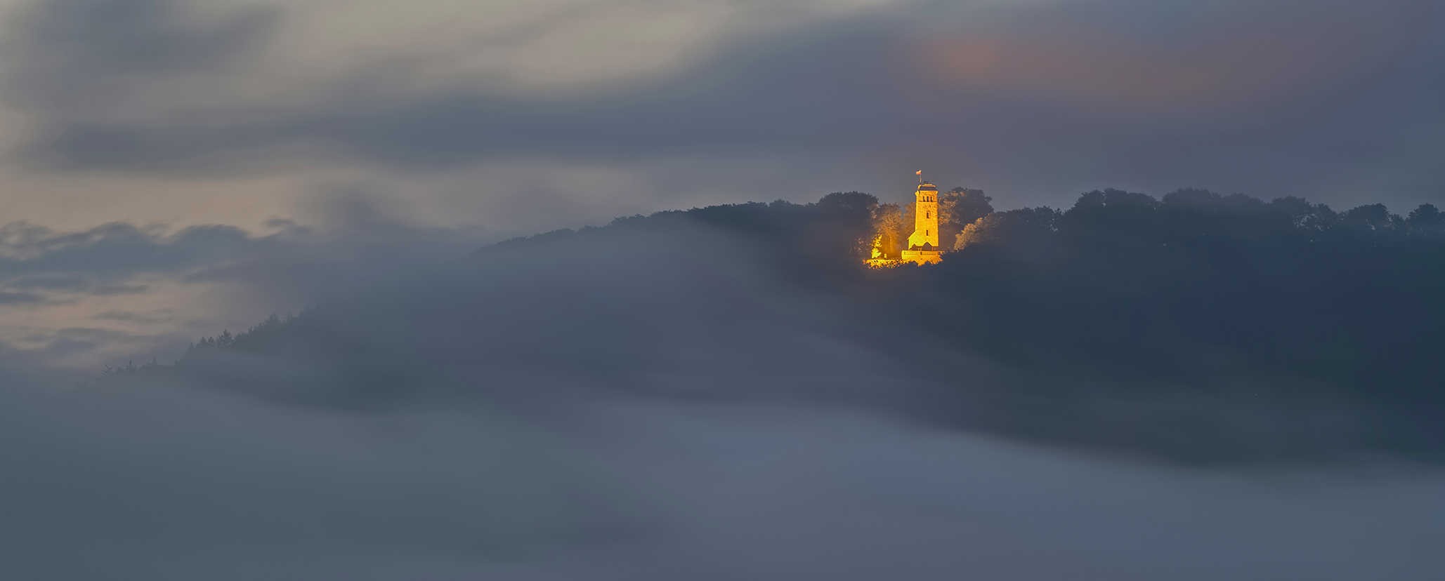 1988T Luhdener Klippenturm Wolkenstimmung beleuchtet