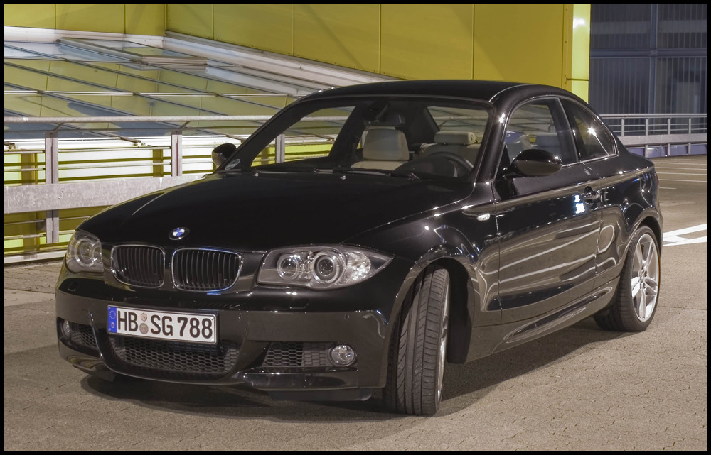 1er BMW Coupé bei Nacht