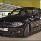 1er BMW Coupé bei Nacht