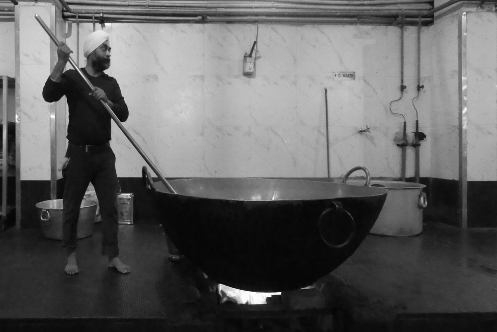 Koch in der Tempelküche des Gurudwara Bangla Sahib Sikh Tempels(Delhi) von B.Schmitz-Heller