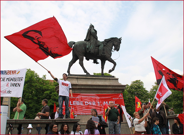 1.Mai 2011 Stgt Rote Fahne  Denkmal