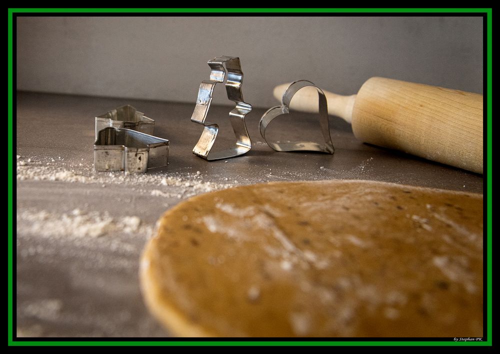 2. Advent Formen und Teig in der Weihnachtsbäckerei