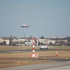 2 Air Berlin Flugzeuge bei Start & Landeanflug auf den Flughafen in Berlin-Tegel