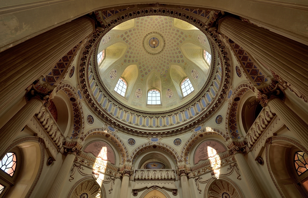 2. Aufnahme, andere Perspektive mit Blick in die hohe Kuppel in der Moschee im...