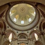 2. Aufnahme, andere Perspektive mit Blick in die hohe Kuppel in der Moschee im...