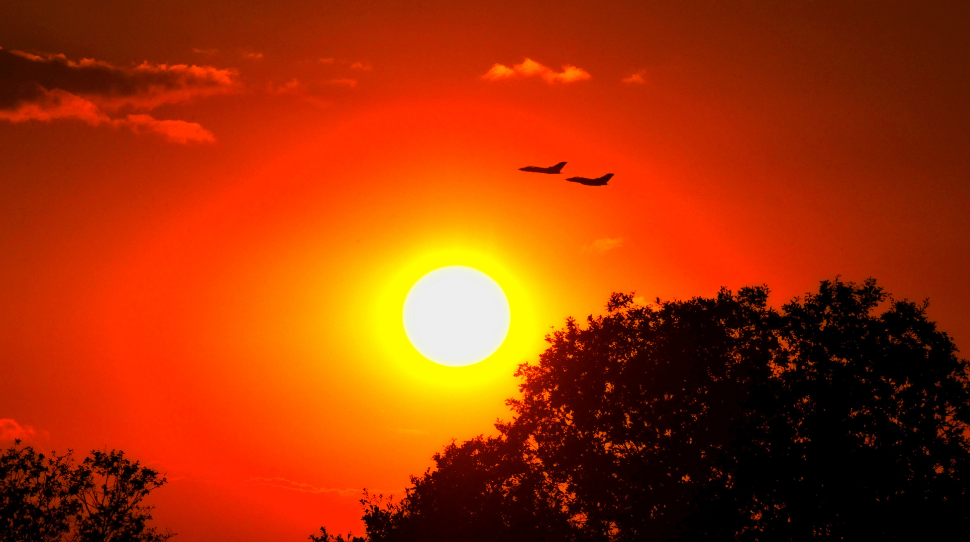 2 aufsteigende Jäger im Sonnenuntergang