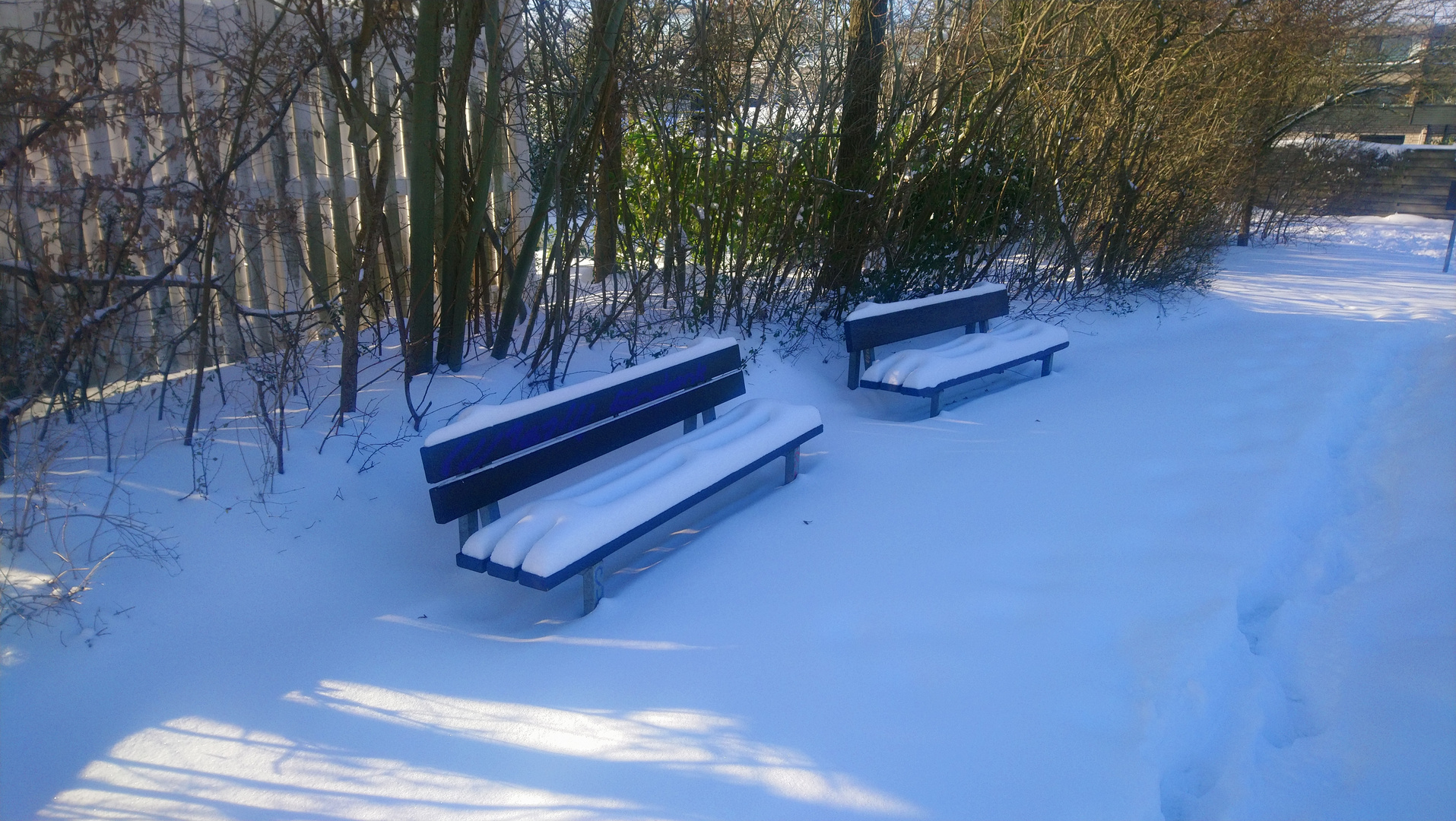 2 Bänke im Schnee