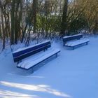 2 Bänke im Schnee