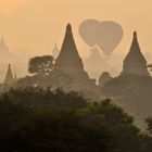 2 Ballone über der morgendlichen Pagodenlandschaft von Bagan