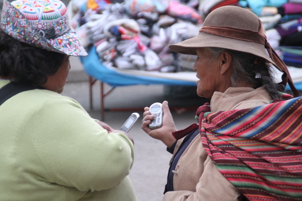 2 Bauersfrauen und 2 Handymodelle ... in Peru