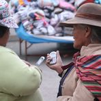 2 Bauersfrauen und 2 Handymodelle ... in Peru
