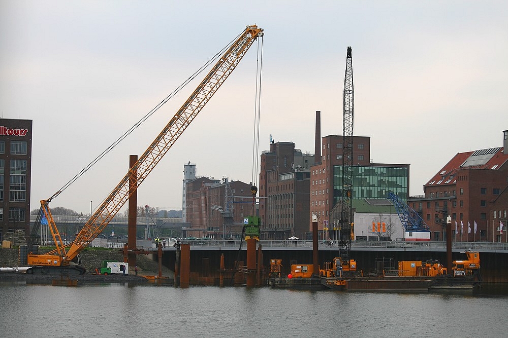 2 Baukräne im Duisburger Innenhafen stehen noch....