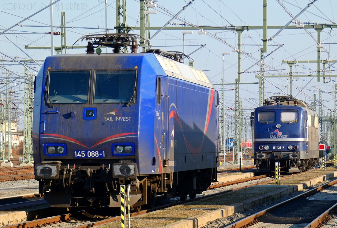2 blaue Lokomotiven