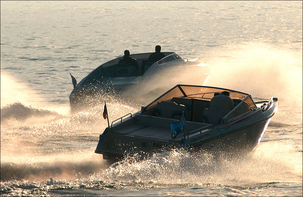 2 Boote ... auf der Flucht ?