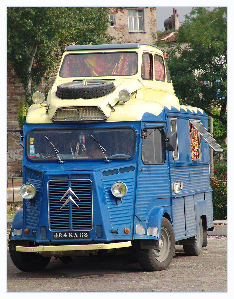 2 CV (deux chevaux) im Huckepack