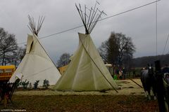 2. Dorstener Waldweihnacht / Im Vordergrund die Tipi-Zelte