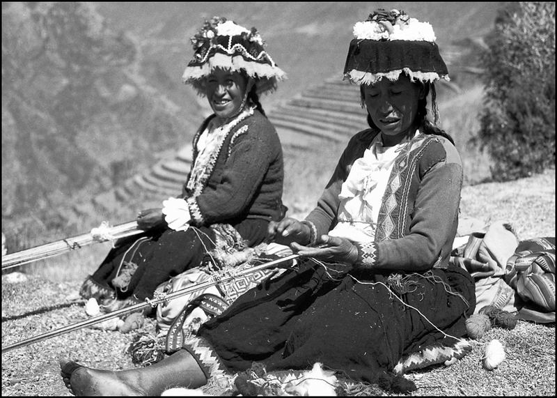 2 Frauen am Weben auf einem Feld in den Anden