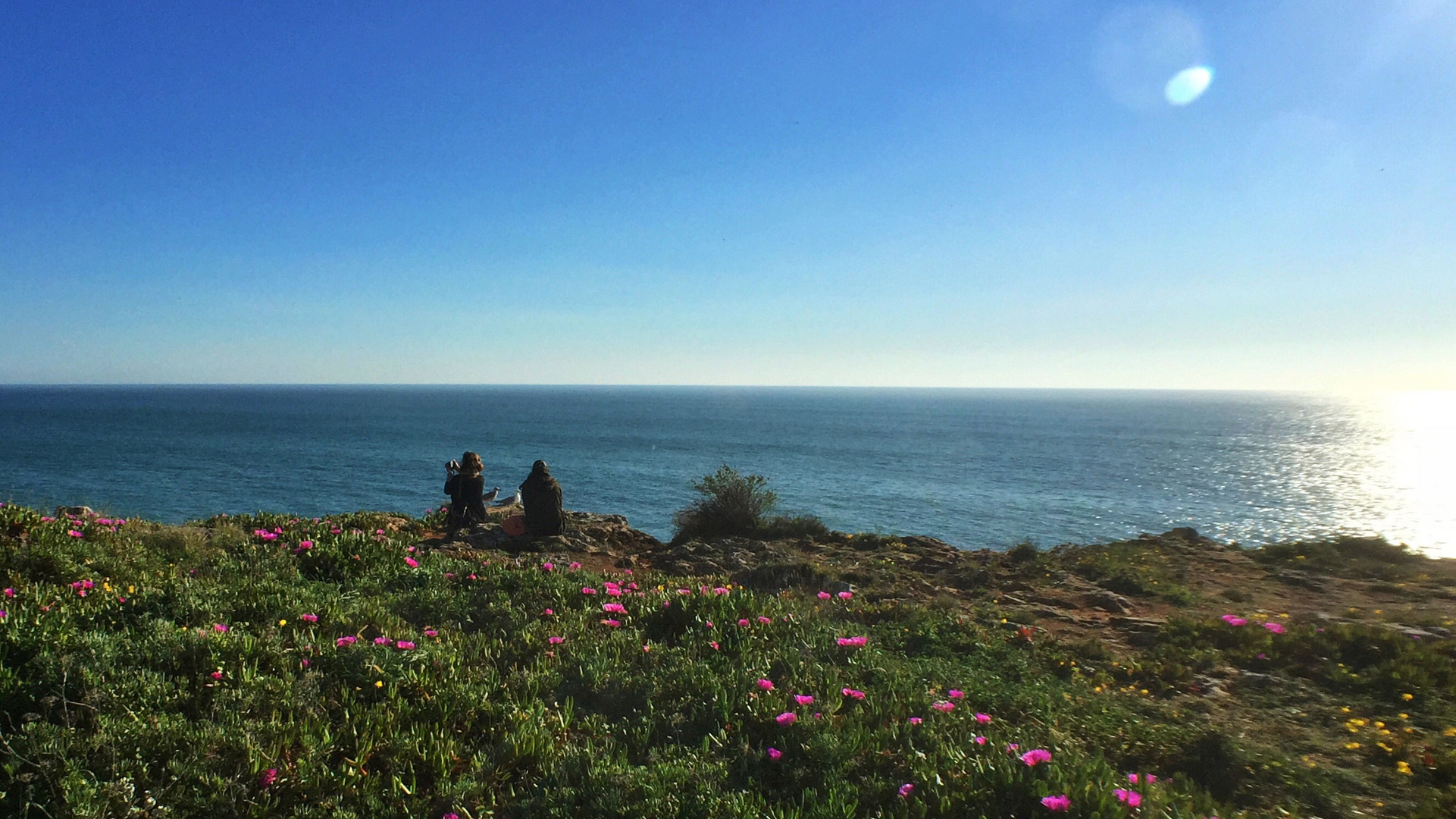 2 girls 2 seagulls at Boca de inferno Cascais